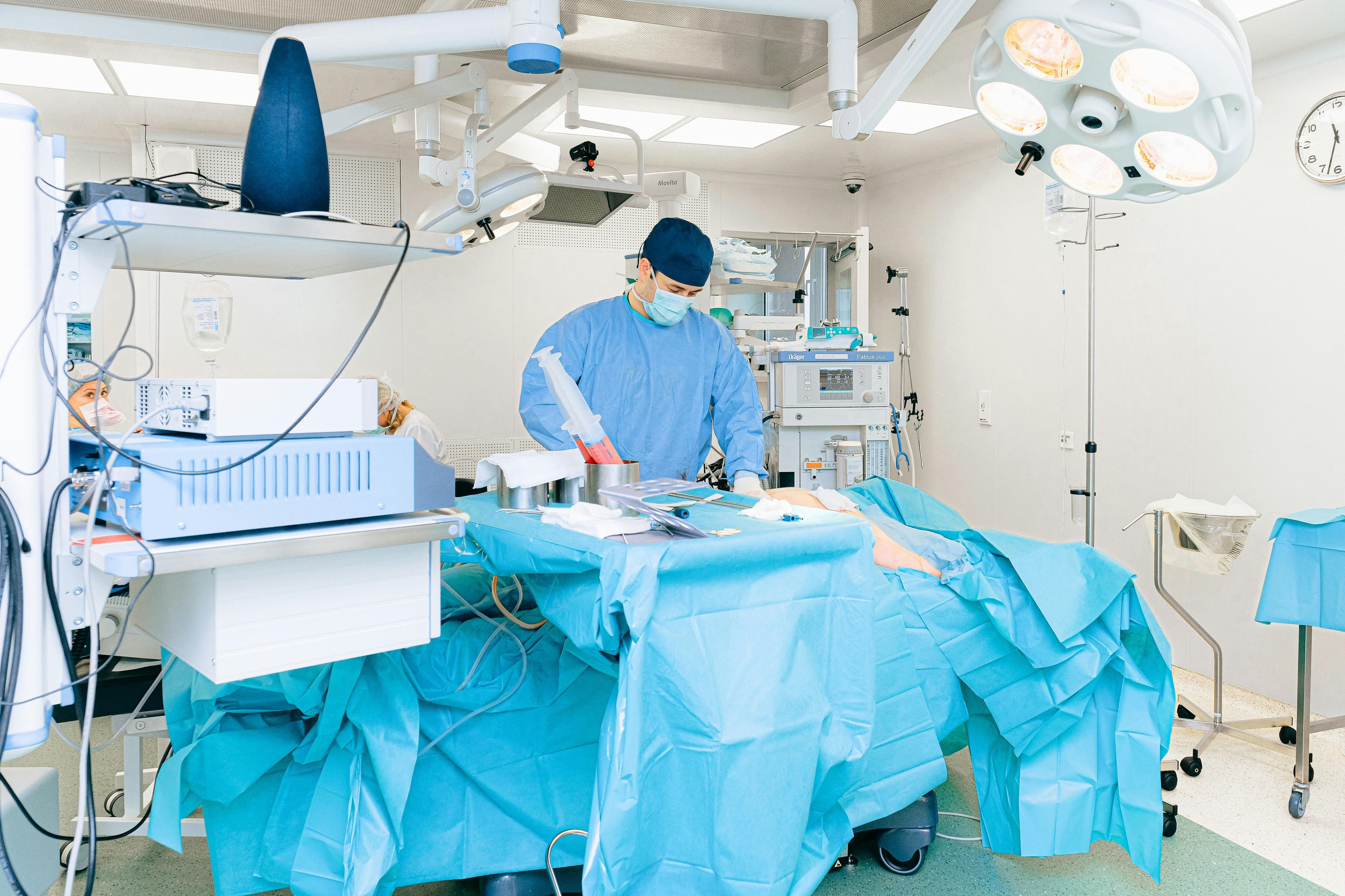 Stock photo representing a prepared clinical procedure room.